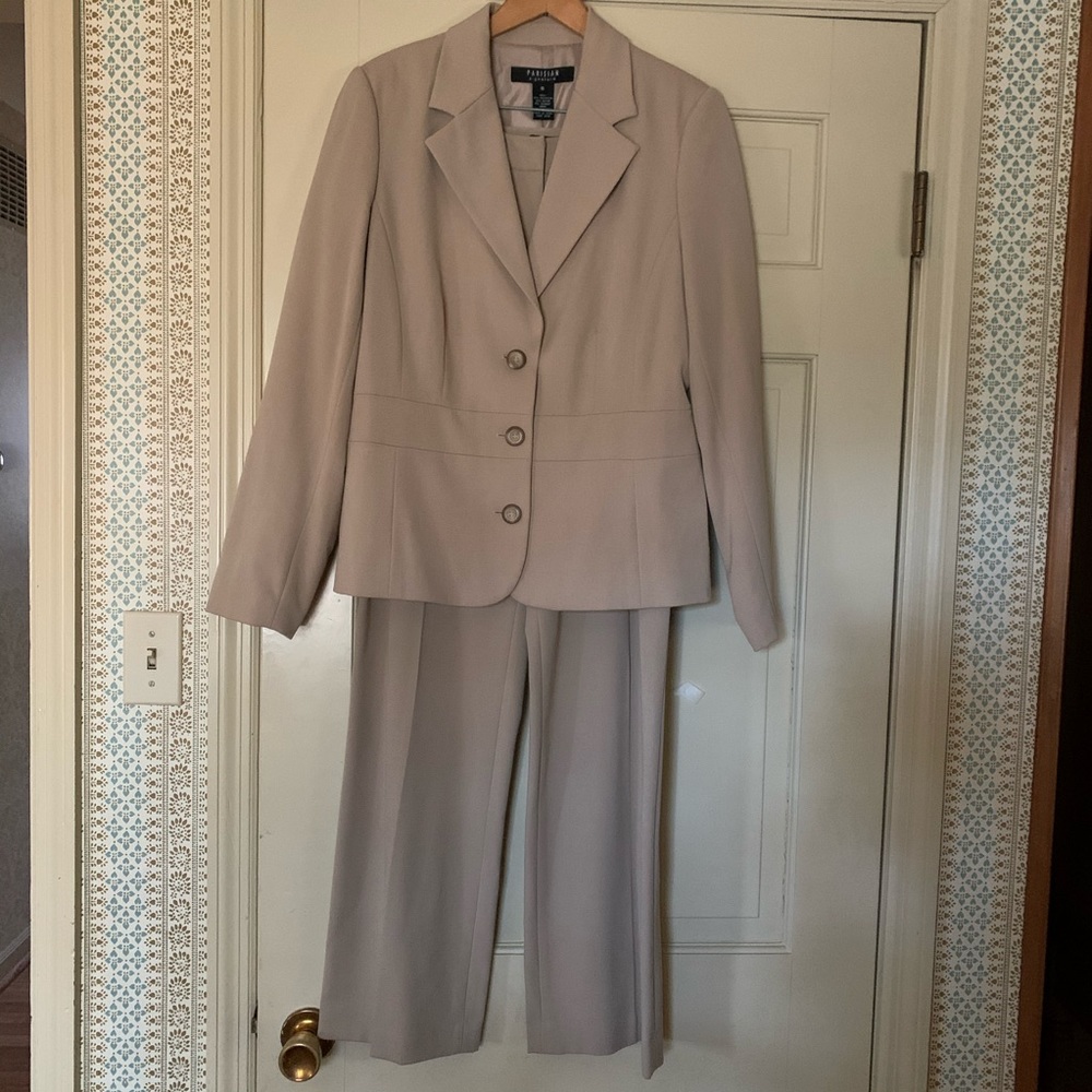 Parisian Signature tan pant suit Sz 10
